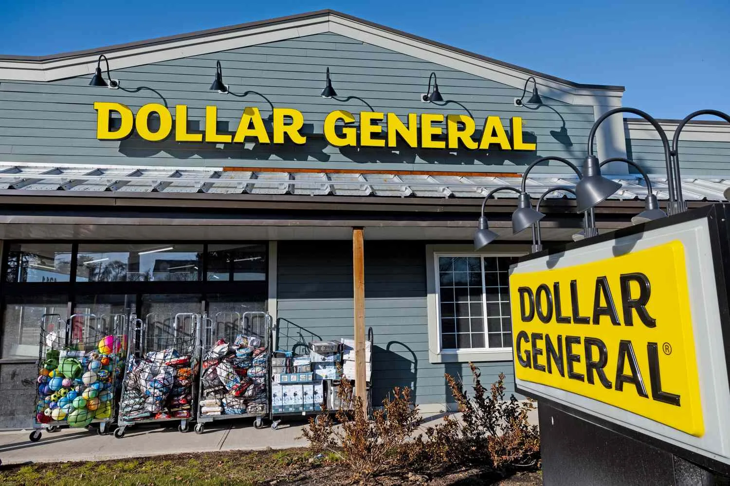 The Best Time To Shop at Dollar General, According to Employees